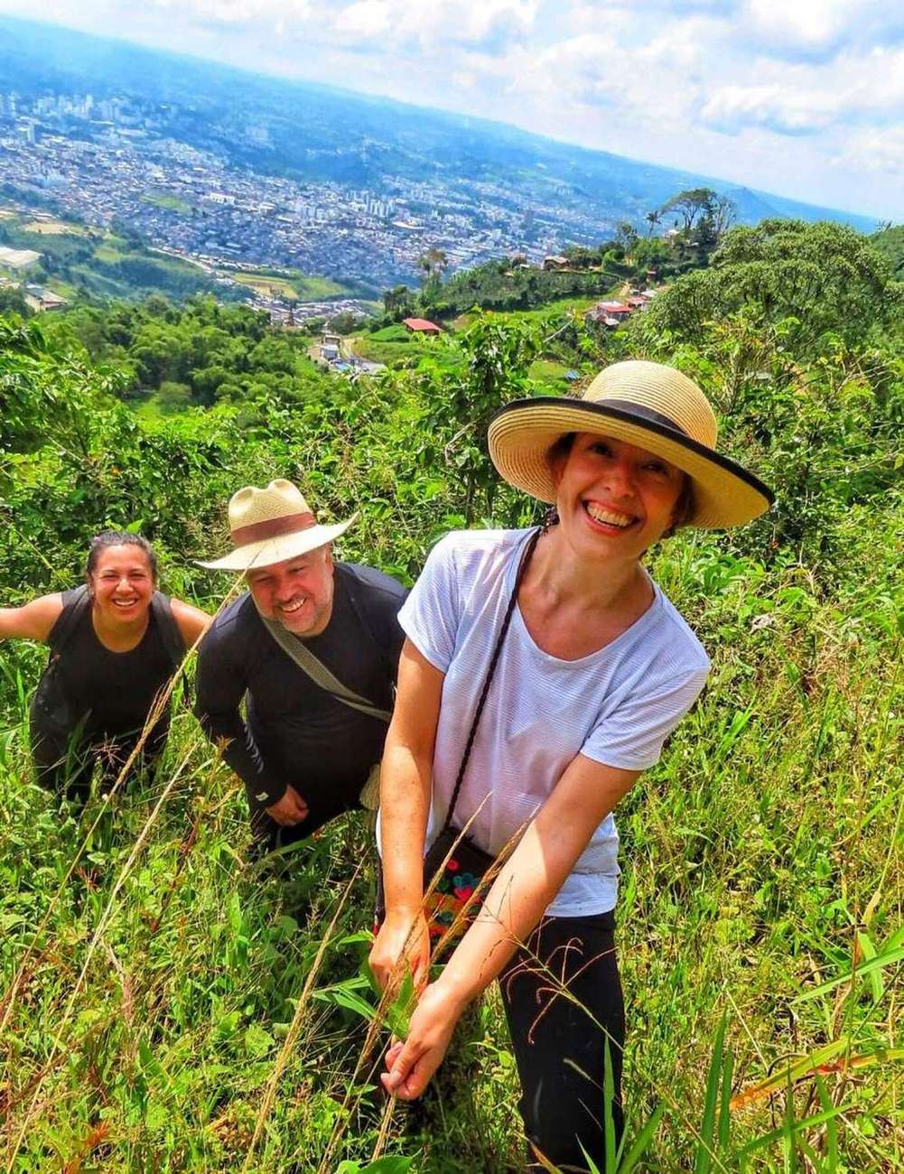 Grupo de caminantes viviendo una experiencia con Alturista en el Eje Cafetero