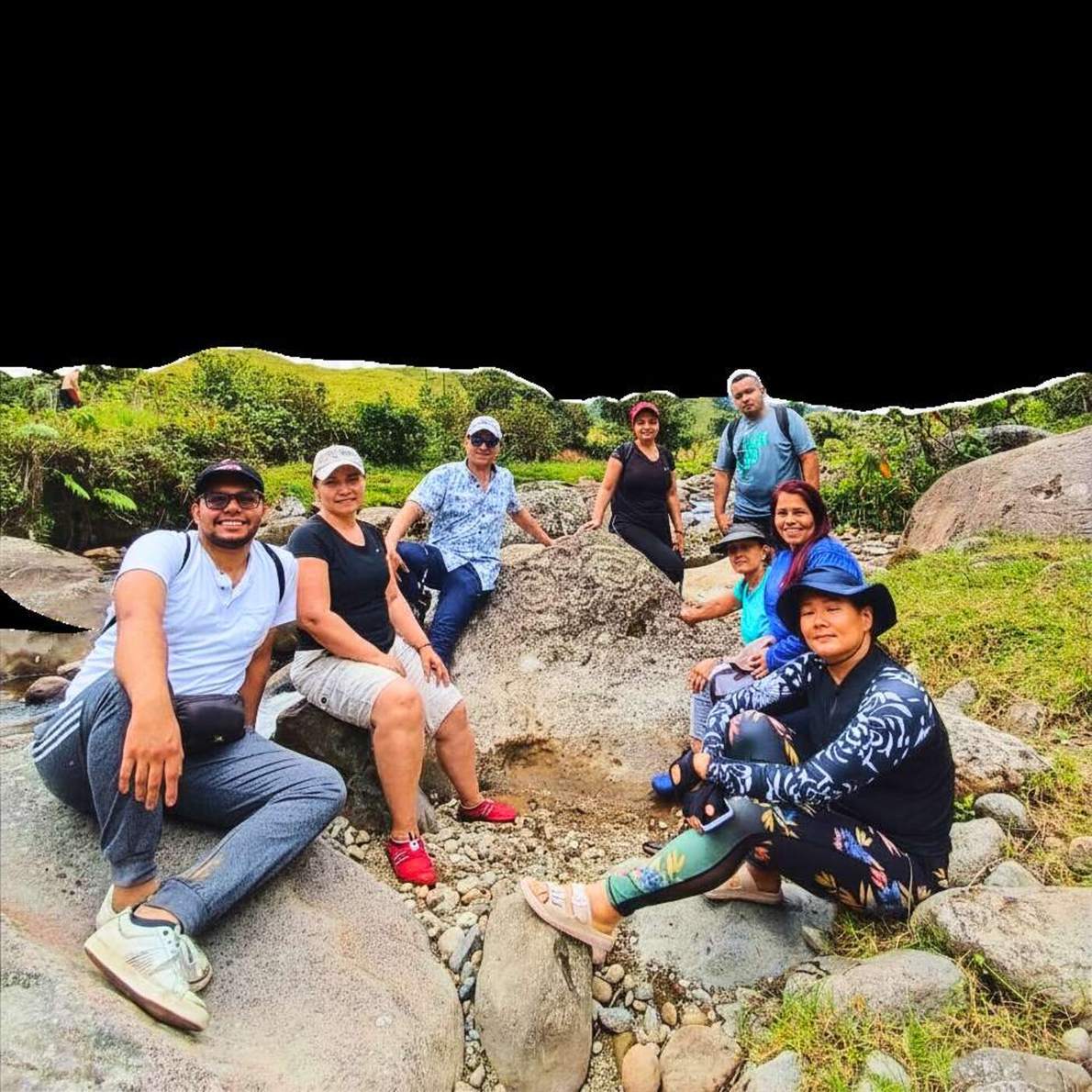 Equipo de trabajo compartiendo en la naturaleza